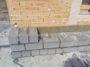 Кладка стен из цементно-песчаных блоков