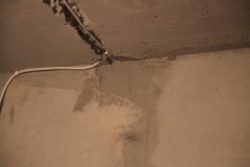 Замена скрытой проводки — штробление по потолку